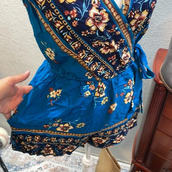 Faux Wrap romper with pockets! New without tags! Bohemian floral - Picture 5 of 6